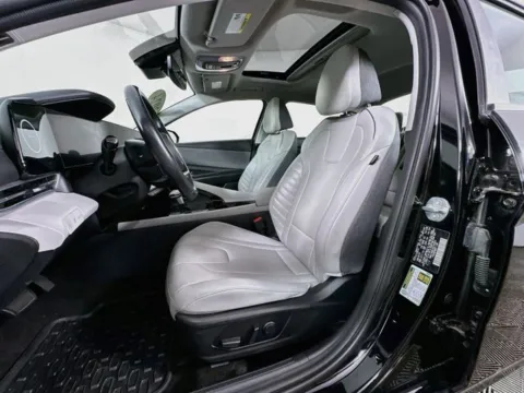 More photos of 2024 Hyundai Elantra Limited at AutoMax Preowned Framingham, MA