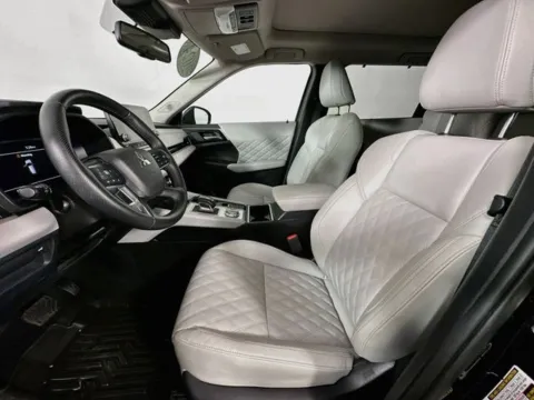 More photos of 2024 Mitsubishi Outlander SEL Platinum Edition at AutoMax Preowned Framingham, MA