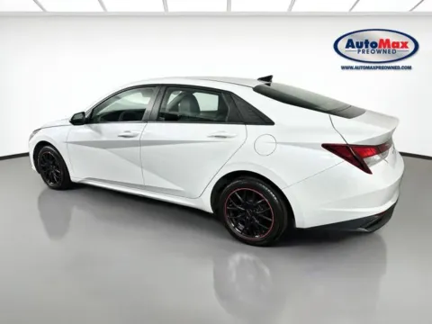 More photos of 2021 Hyundai Elantra SE at AutoMax Preowned Framingham, MA