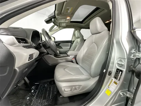 More photos of 2022 Toyota Highlander XLE at AutoMax Preowned Framingham, MA