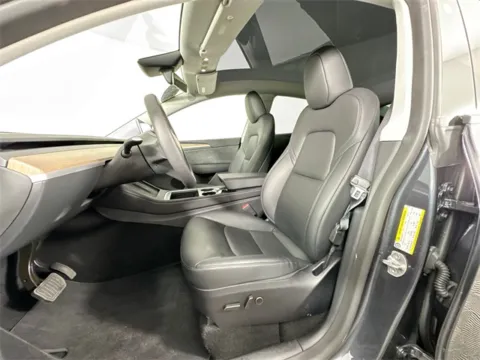 More photos of 2025 Tesla Model Y Long Range at AutoMax Preowned Framingham, MA