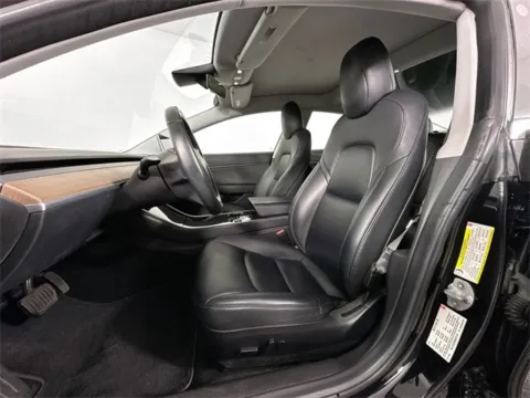More photos of 2018 Tesla Model 3 Long Range at AutoMax Marlborough, MA