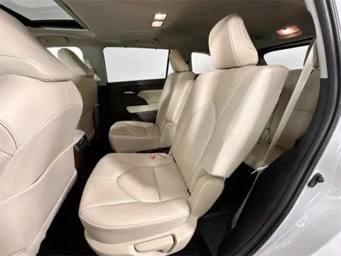 More photos of 2020 Toyota Highlander XLE at AutoMax Marlborough, MA