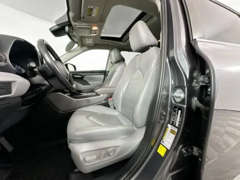 More photos of 2020 Toyota Highlander XLE at AutoMax Marlborough, MA