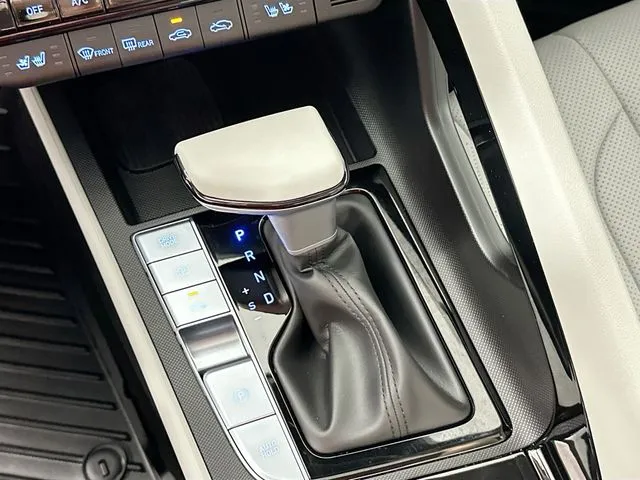 2024 Hyundai Elantra Limited - Photo 16