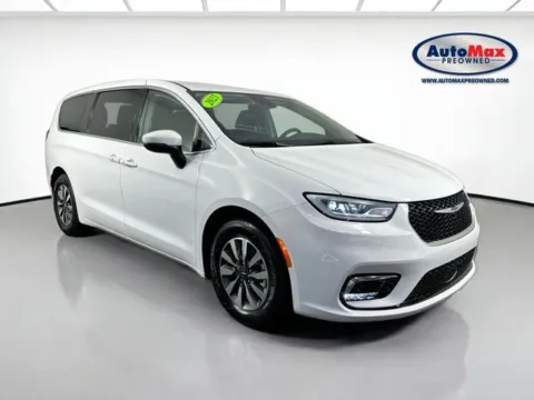 White 2023 Chrysler Pacifica Hybrid Touring L for sale in Marlborough, MA