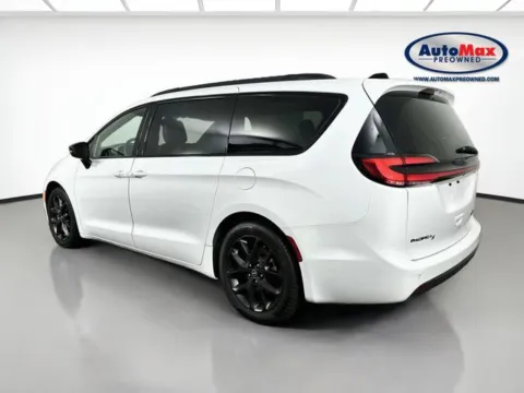 More photos of 2025 Chrysler Pacifica Limited at AutoMax Marlborough, MA