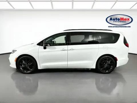 More photos of 2025 Chrysler Pacifica Limited at AutoMax Marlborough, MA