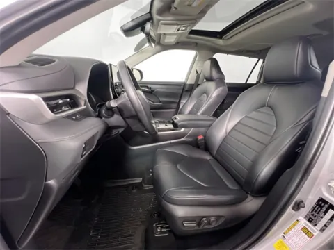 More photos of 2023 Toyota Highlander Hybrid XLE at AutoMax Marlborough, MA