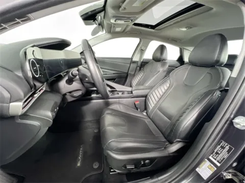 More photos of 2023 Hyundai Elantra Limited at AutoMax Marlborough, MA