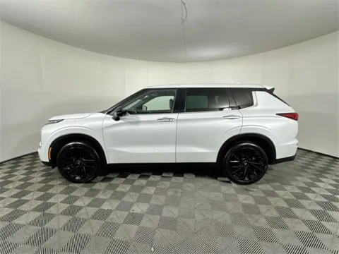 More photos of 2023 Mitsubishi Outlander SE at AutoMax Marlborough, MA