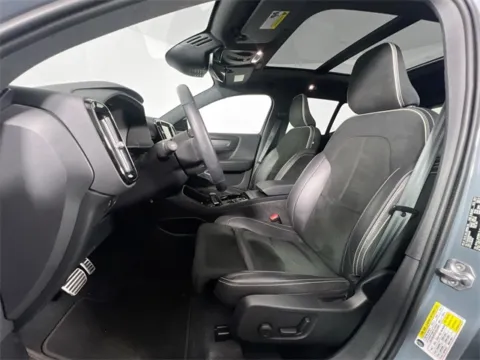 More photos of 2022 Volvo XC40 R-Design at AutoMax Marlborough, MA