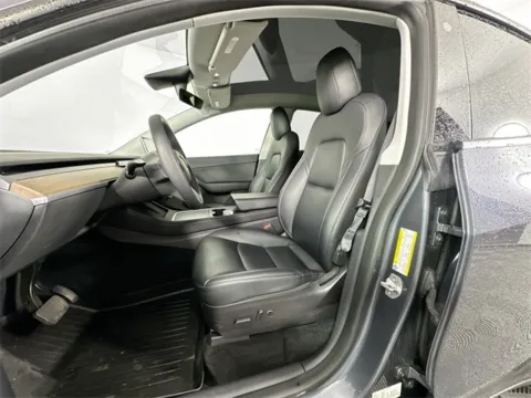 More photos of 2022 Tesla Model Y Long Range at AutoMax Marlborough, MA