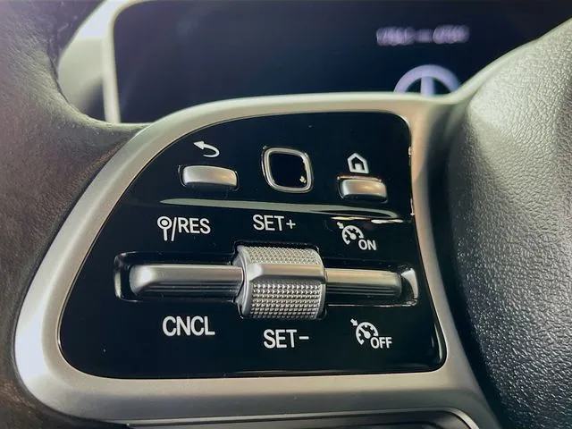 Mercedes-Benz GLB photo 11
