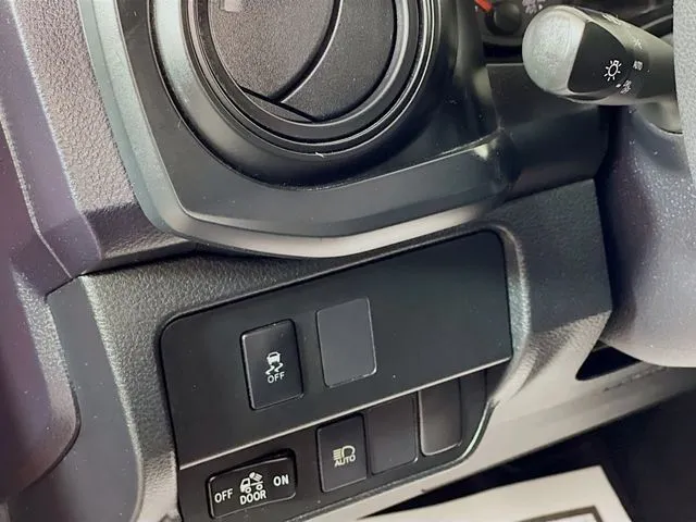 Toyota Tacoma photo 25