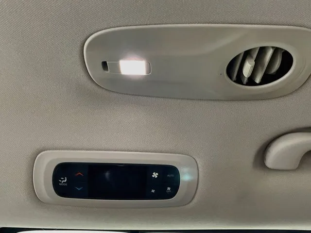 Chrysler Pacifica photo 29