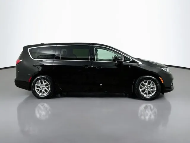 Chrysler Pacifica photo 5