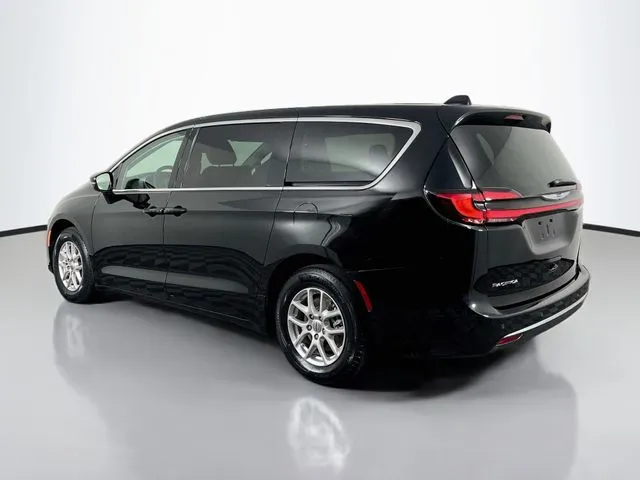 Chrysler Pacifica photo 3