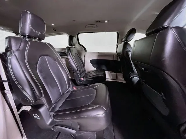 Chrysler Pacifica photo 19