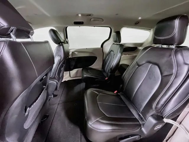 Chrysler Pacifica photo 18
