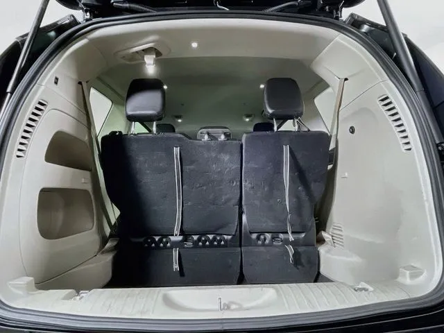 Chrysler Pacifica photo 30