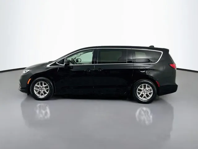 Chrysler Pacifica photo 2