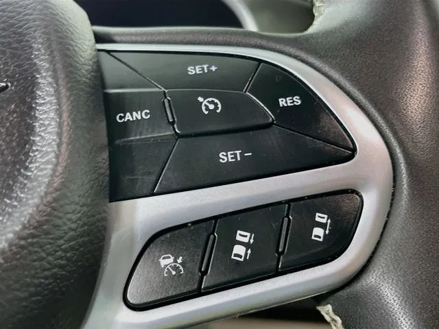 Chrysler Pacifica photo 12