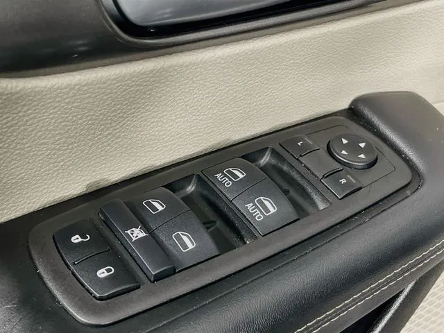 Chrysler Pacifica photo 28