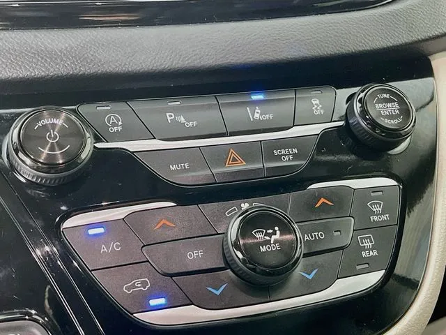 Chrysler Pacifica photo 24