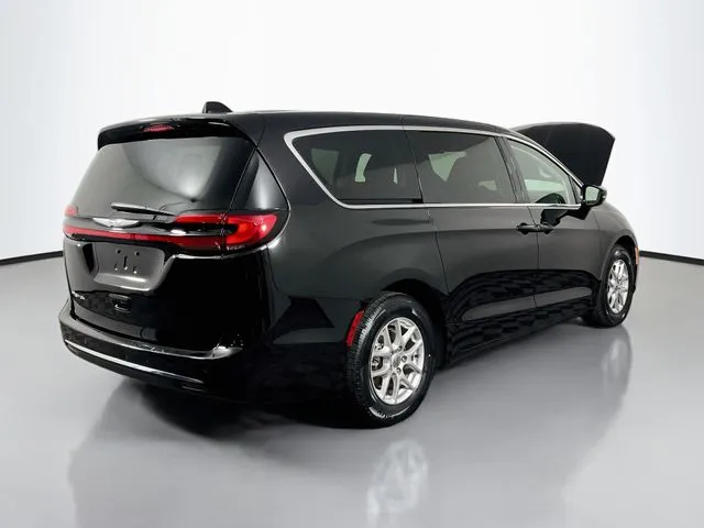 Chrysler Pacifica photo 6