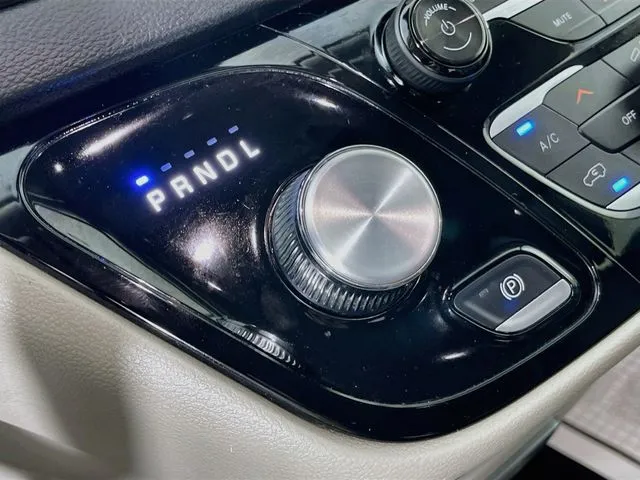 Chrysler Pacifica photo 25