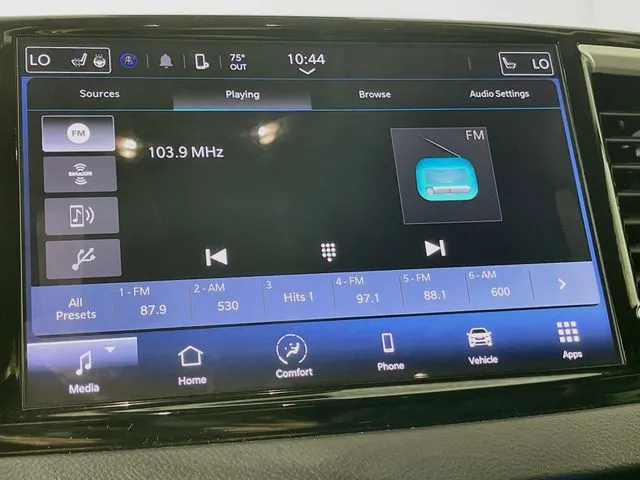 Chrysler Pacifica photo 22