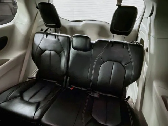 Chrysler Pacifica photo 20