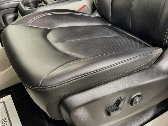 Chrysler Pacifica photo 16