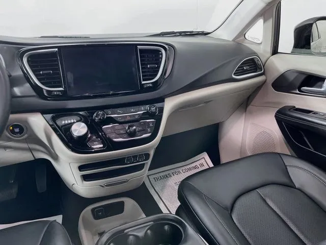 Chrysler Pacifica photo 13