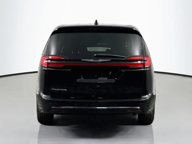 Chrysler Pacifica photo 8