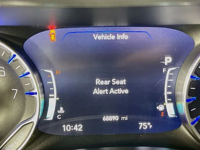 Chrysler Pacifica photo 26