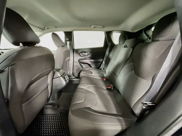 Jeep Cherokee photo 18