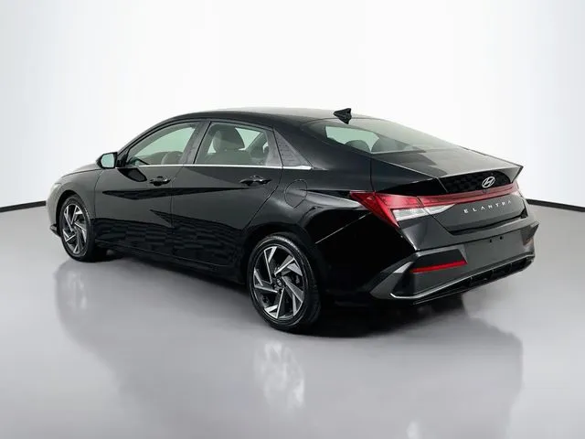 Hyundai Elantra photo 3