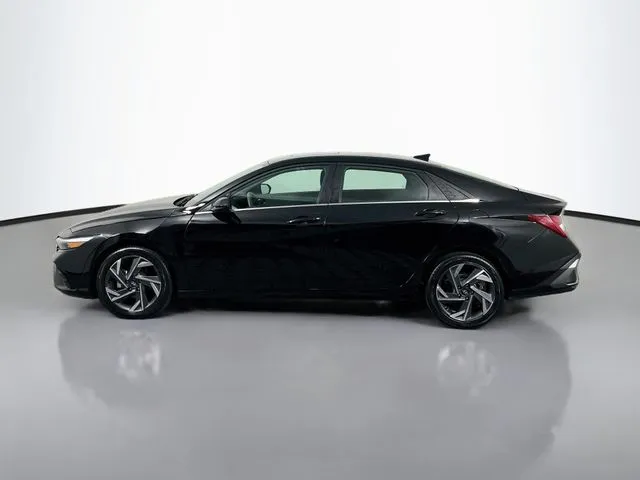 Hyundai Elantra photo 2
