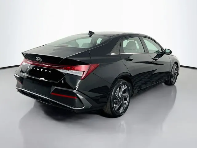 Hyundai Elantra photo 6