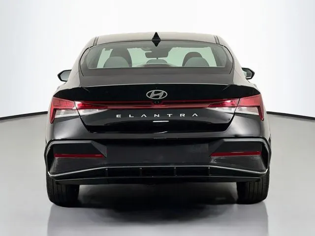 Hyundai Elantra photo 8