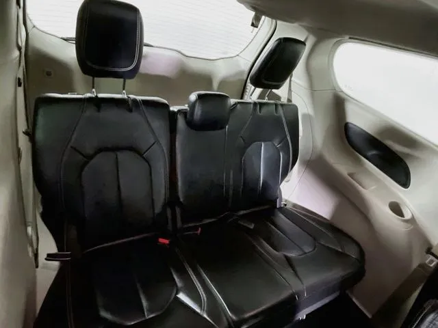 Chrysler Pacifica photo 20