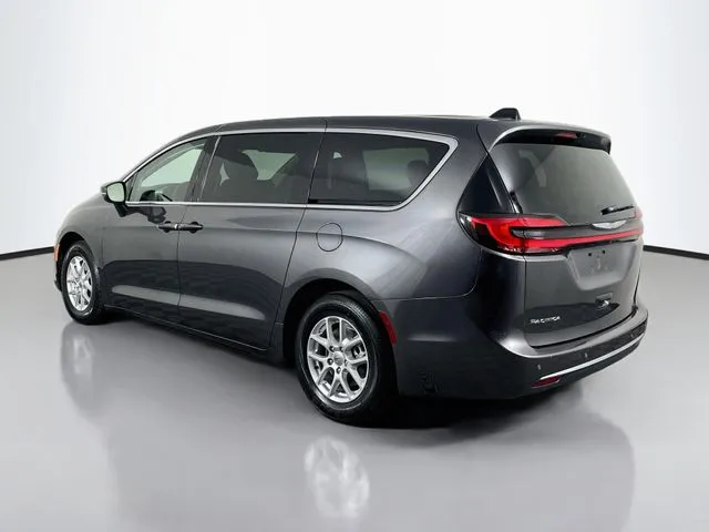 Chrysler Pacifica photo 3