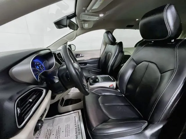 Chrysler Pacifica photo 15