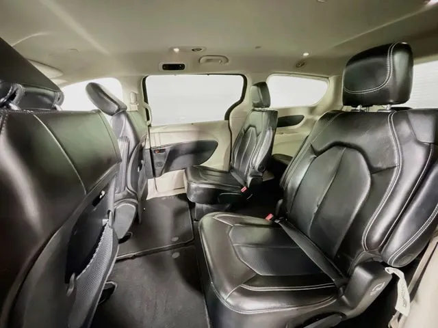 Chrysler Pacifica photo 18