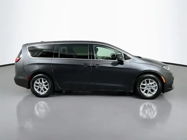 Chrysler Pacifica photo 5