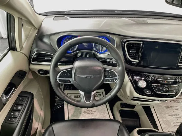 Chrysler Pacifica photo 10