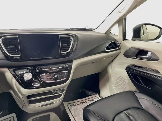 Chrysler Pacifica photo 13