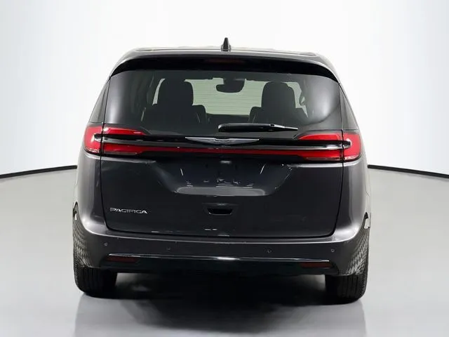 Chrysler Pacifica photo 8